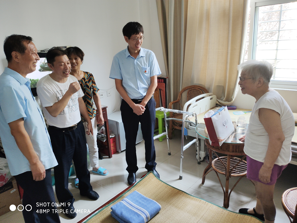 夏日送清凉，情满敬老院——地产集团党团员志愿者爱心慰问老年公寓